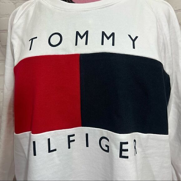 TOMMY HILFIGER retro 90’s style Medium Sweatshirt nwt $69 - Picture 2 of 8